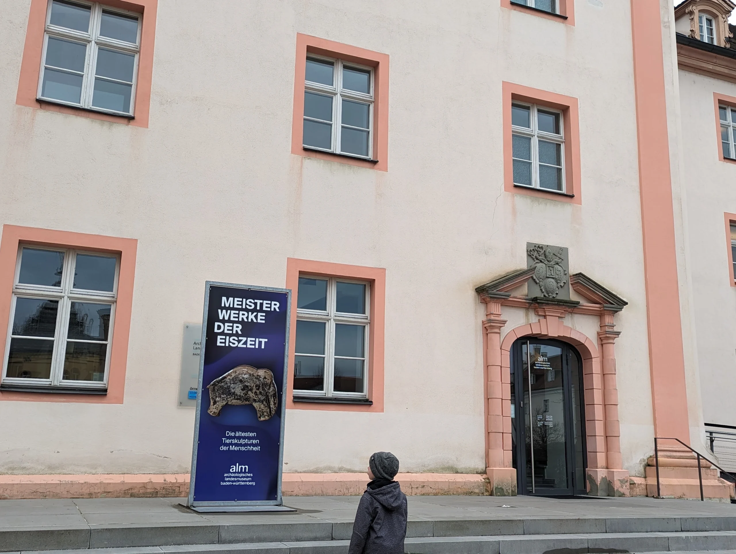 (Archäologisches) Landesmuseum, Latrinen, Lädinen, Landgänger, Lenkskulpturen, Leckereien, Lichtinstallationen