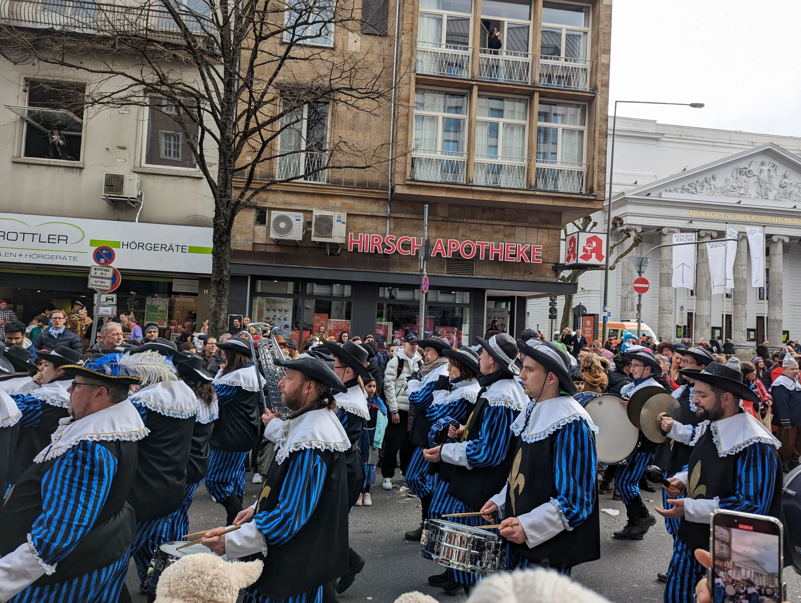 Rosenmontagszug, Radau, Regenschauer, Rathausgarde, Reiseapotheke