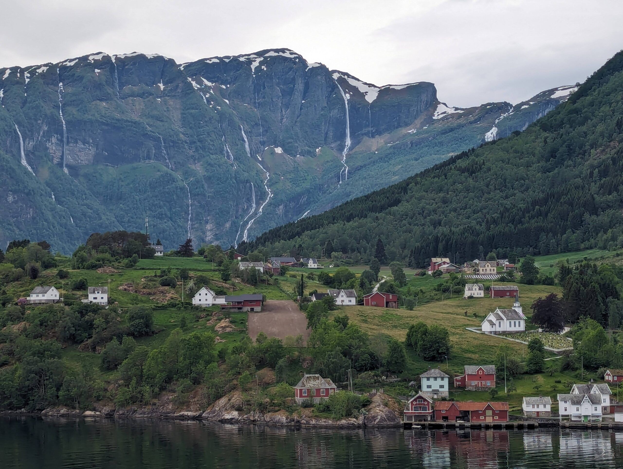 Sognefjord, Seetag, Spielstunden, Schlangestehen, Spüllappenstricken, Swimmingpool