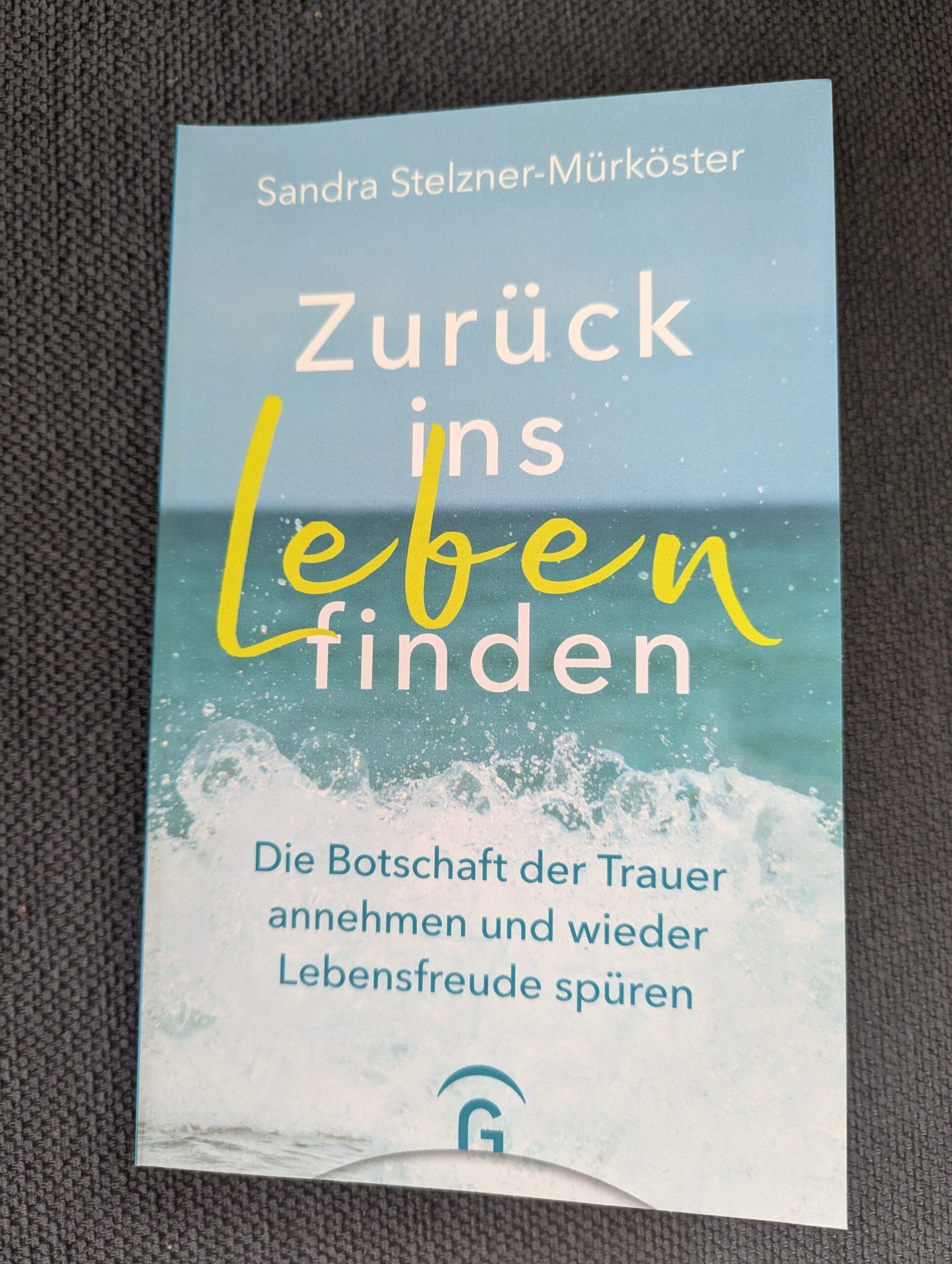 „Zurück ins Leben finden“ sowie 70 Kraftkarten „Zurück nach Hause finden“ von Sandra Stelzner-Mürköster aus dem Gütersloher Verlagshaus