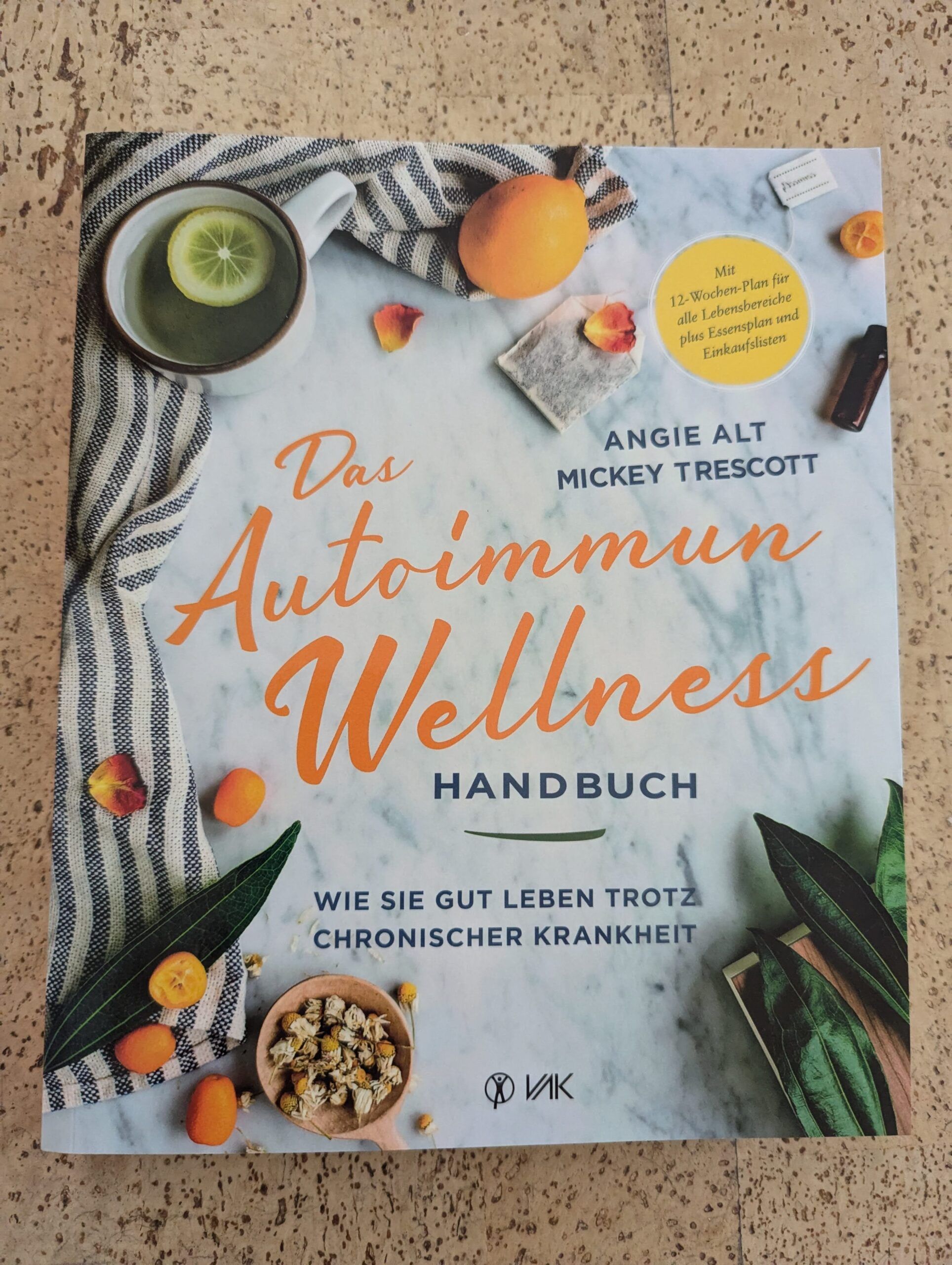 Das Autoimmun Wellness Handbuch von Angie Alt und Mickey Trescott aus dem VAK-Verlag