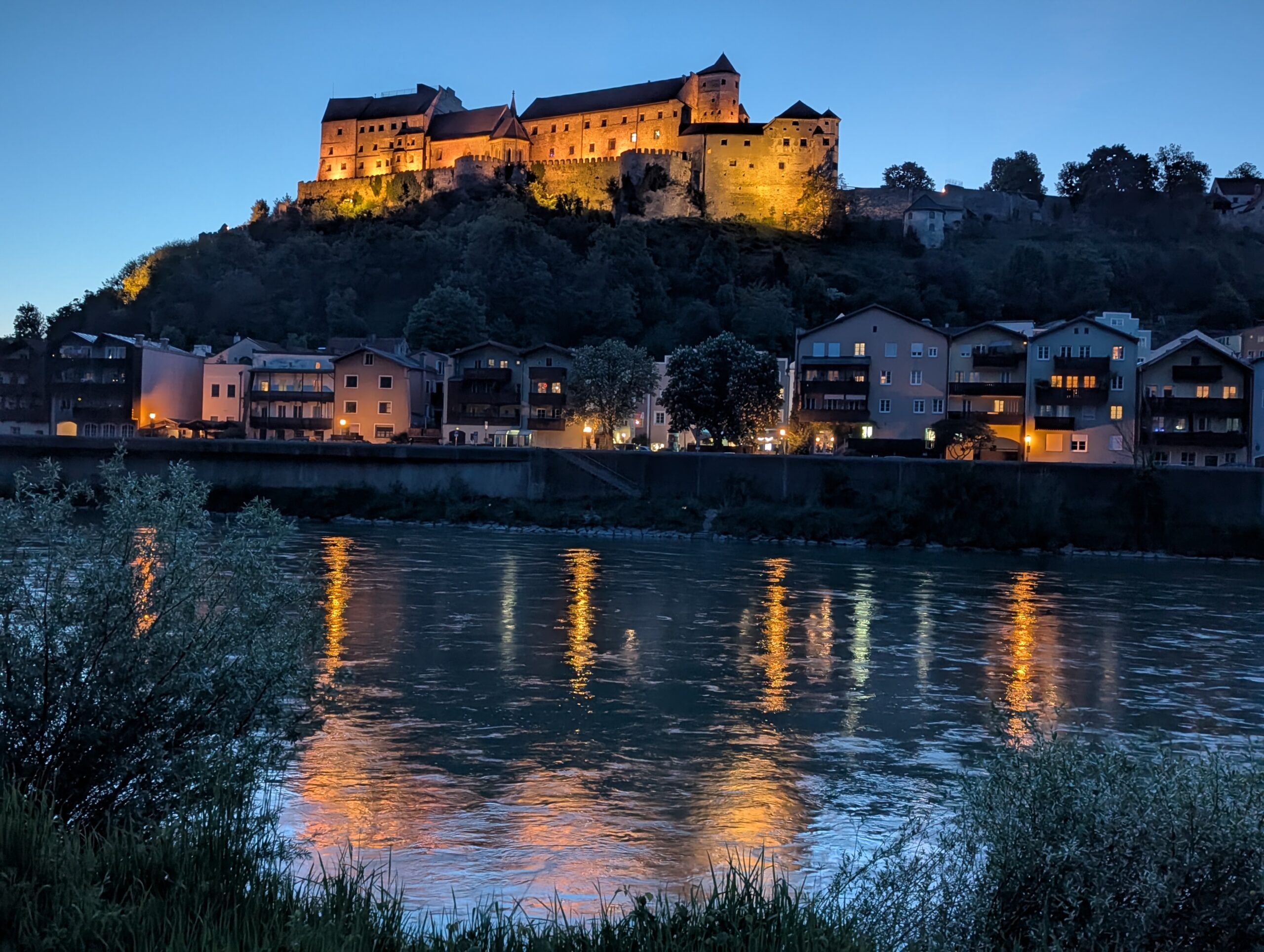 Burghausen, Bootsfreuden, Badegenuss, Bioprodukte, Blasmusik, Bauernhofeis, Brillenputztuch statt Blumen