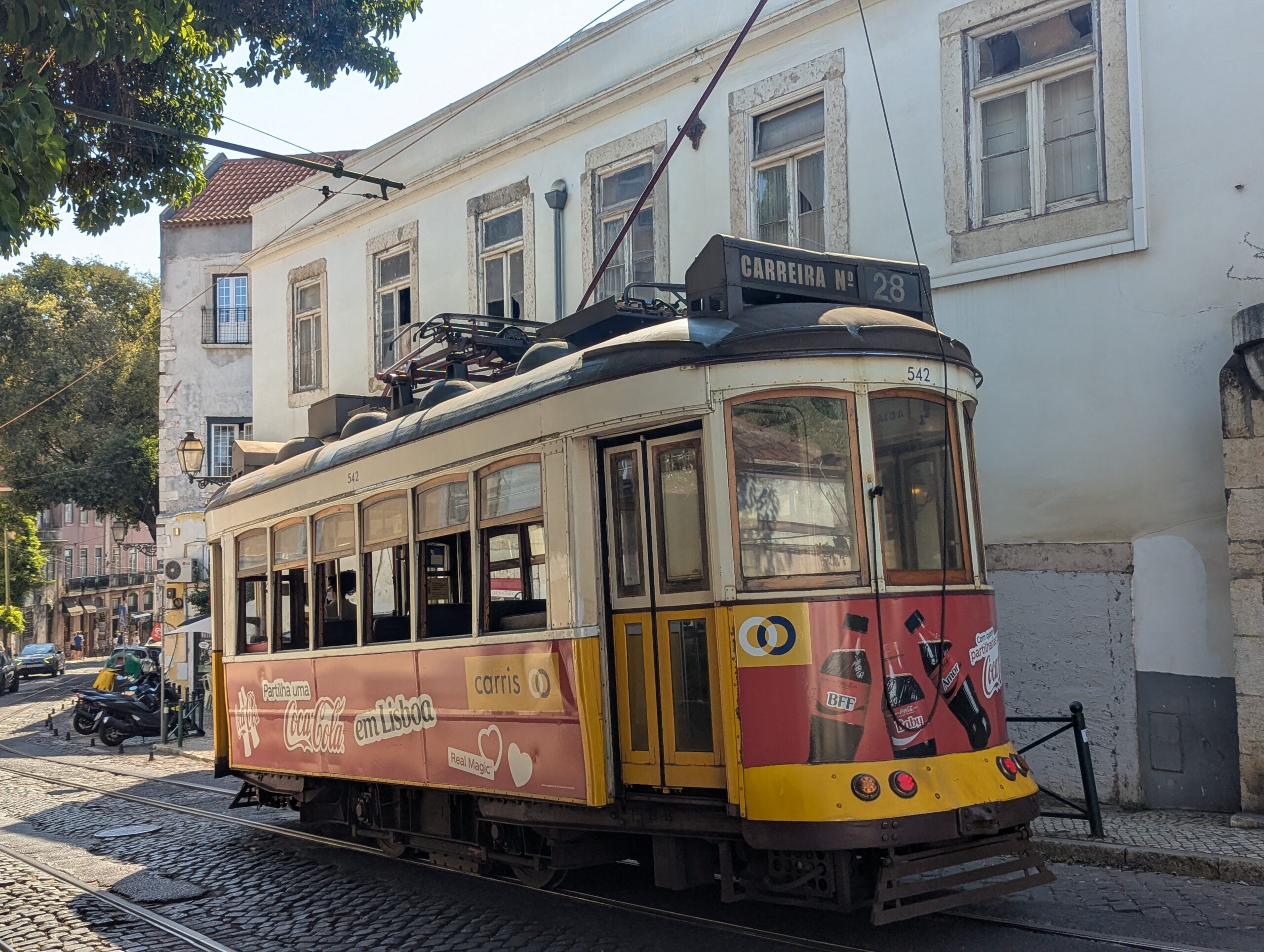 Lissabon, Linie 28, Landkartengemälde, Luzienausichtspunkt– und Luzienkirchenazulejo, Lieblingsbarkeeper