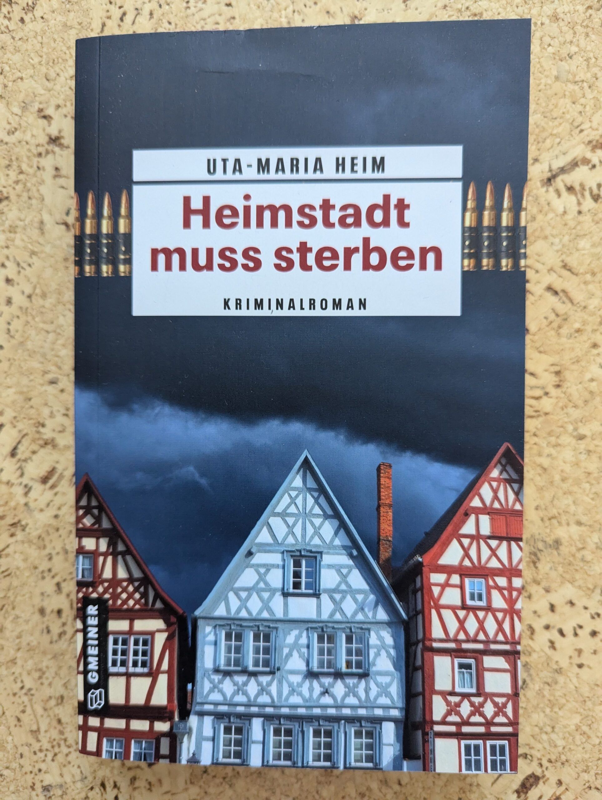 „Heimstadt muss sterben“ von Uta-Maria Heim aus dem Gmeiner-Verlag