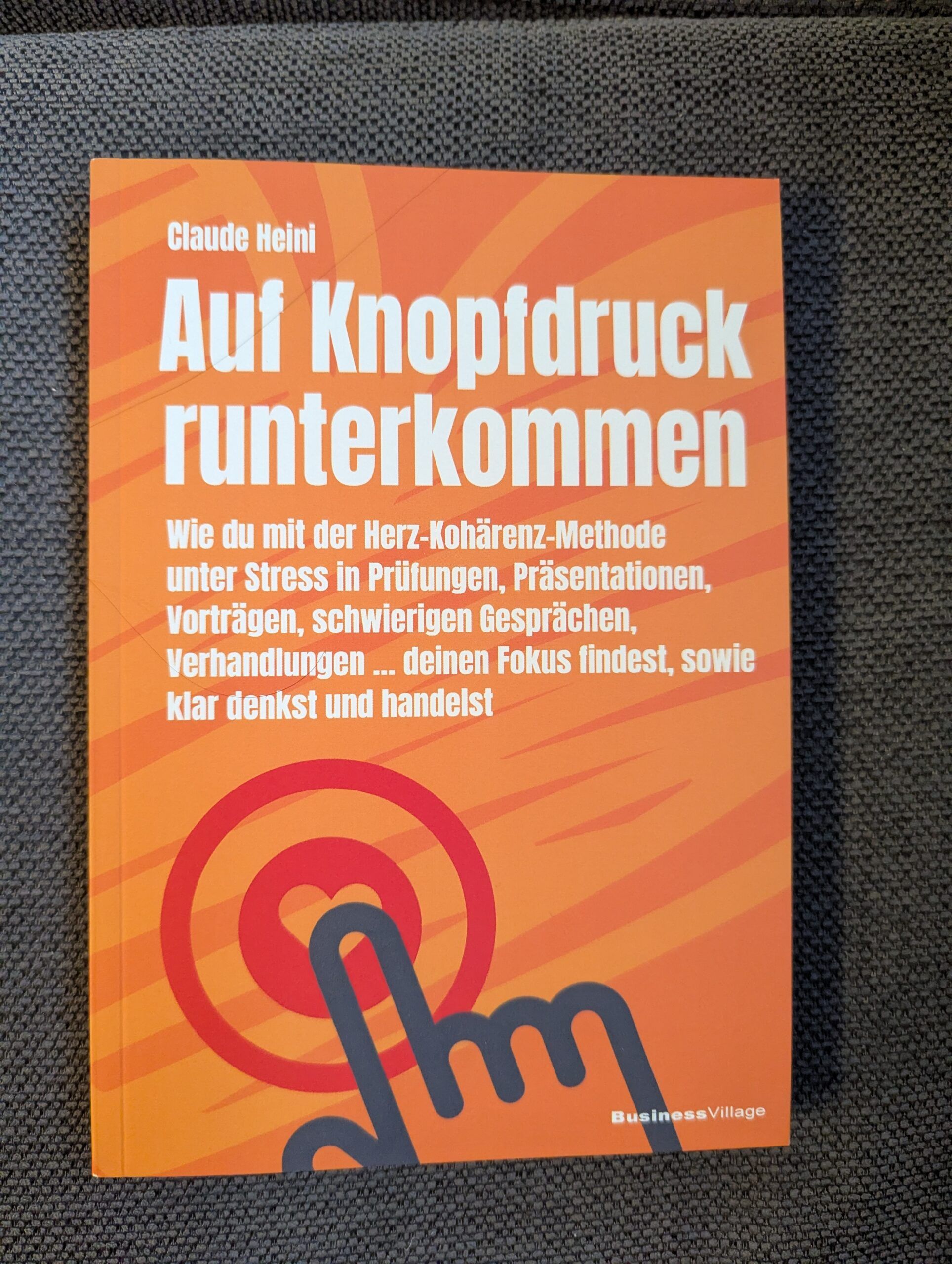 Auf Knopfdruck runterkommen – wie du mit der Herz-Kohärenz-Methode unter Stress in Prüfungen, Präsentationen, Vorträgen, schwierigen Gesprächen, Verhandlungen …. Deinen Fokus findest, sowie klar denkst und handelst von Claude Heini aus dem Business Village-Verlag