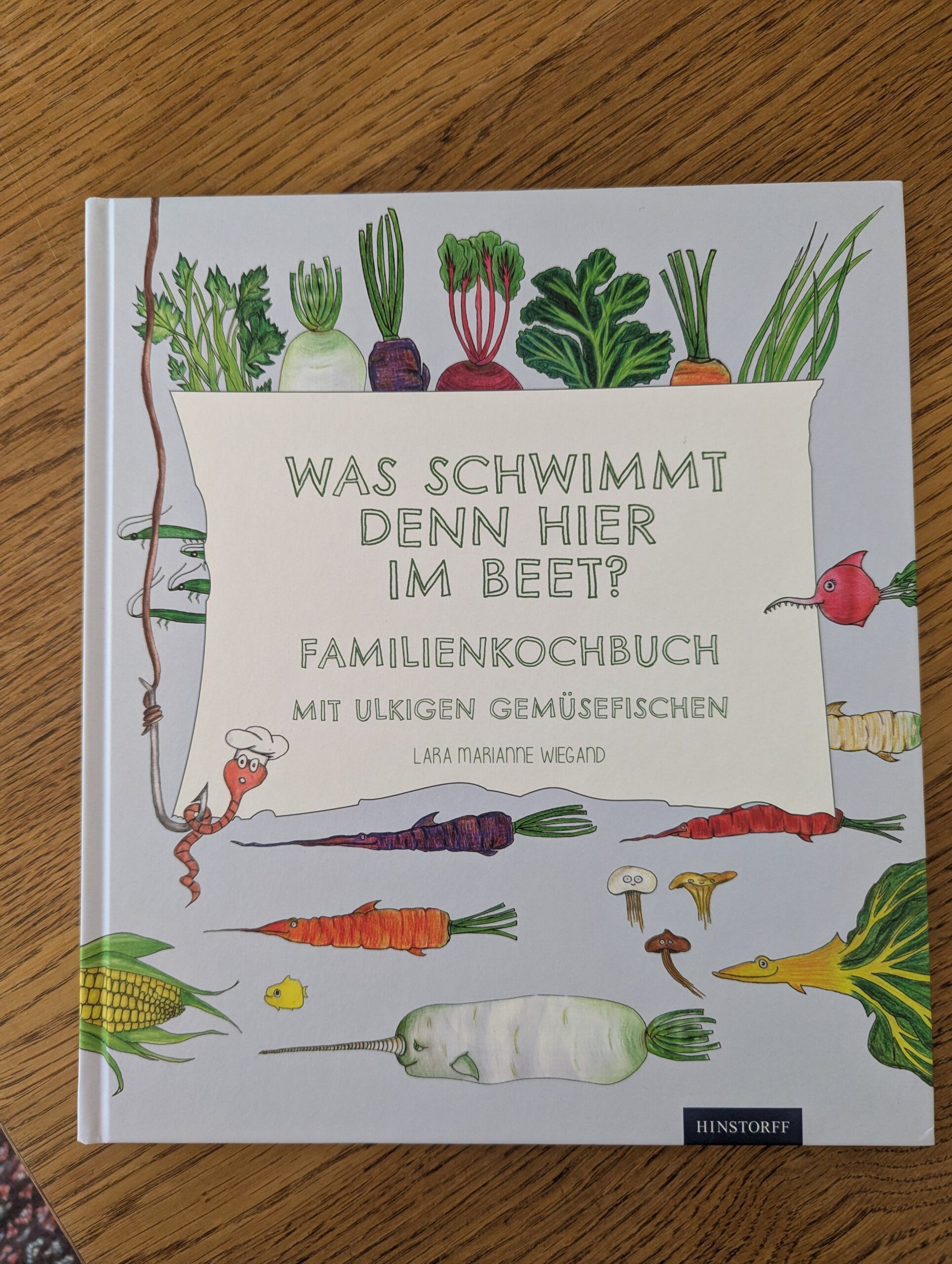 Was schwimmt denn hier im Beet? – Familienkochbuch mit ulkigen Gemüsefischen von Lara Marianne Wiegand aus dem Hinstorff-Verlag