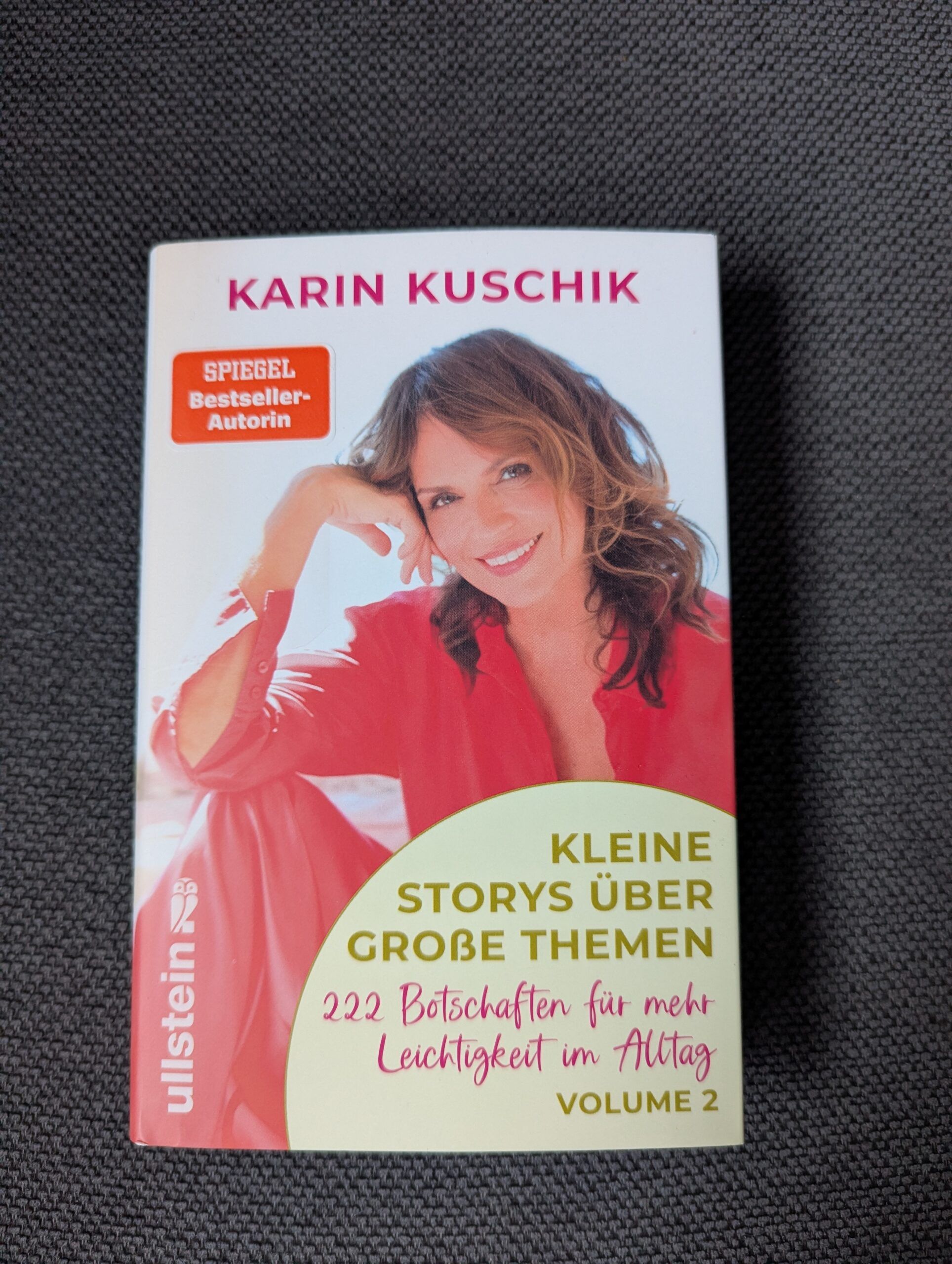 Kleine Storys über große Themen: 222 Botschaften für mehr Leichtigkeit im Alltag von Karin Kuschik aus dem Ullstein-Verlag