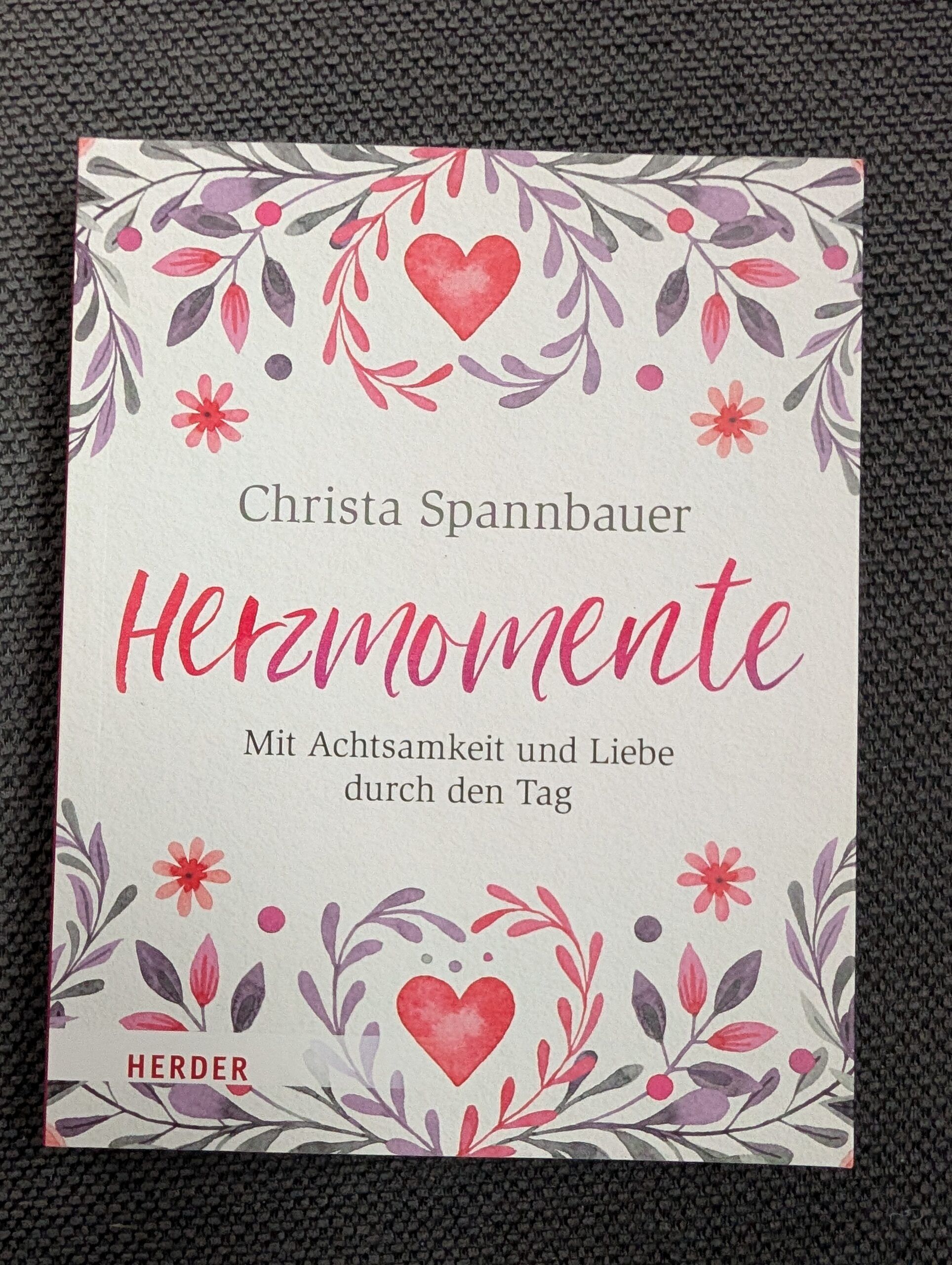 Herzmomente – mit Achtsamkeit und Liebe durch den Tag von Christa Spannbauer aus dem Herder-Verlag