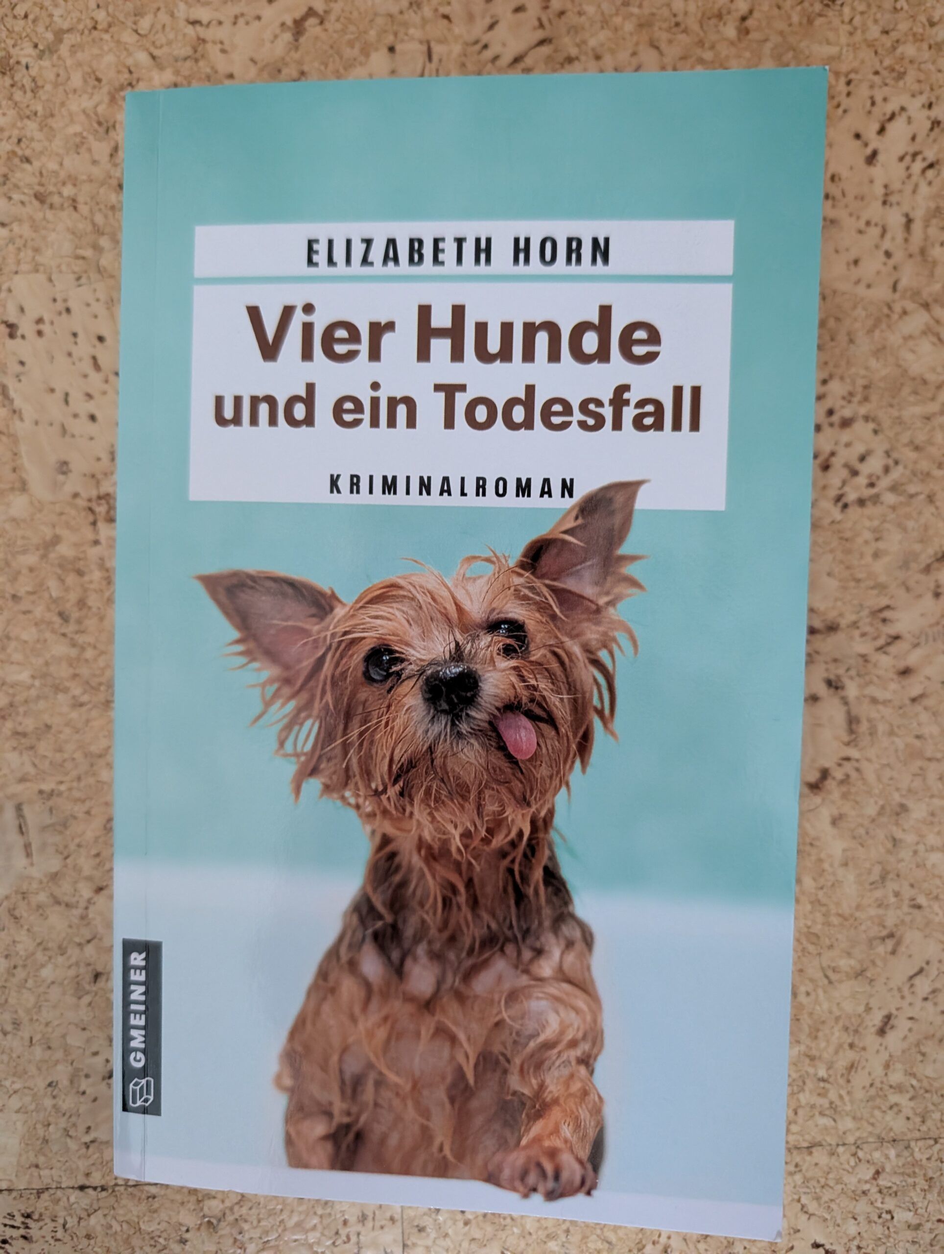 Vier Hunde und ein Todesfall von Elizabeth Horn aus dem Gmeiner-Verlag