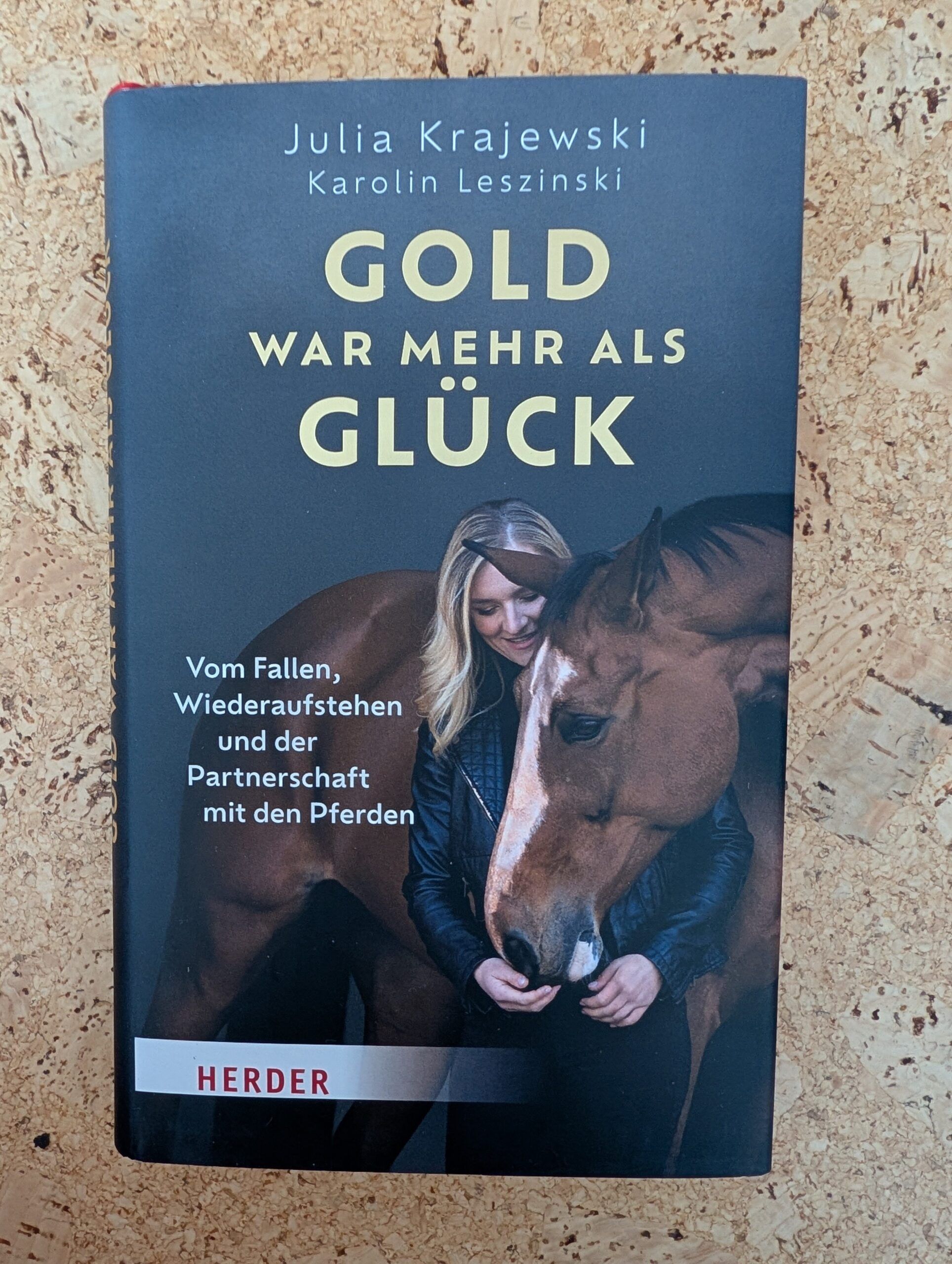 Gold war mehr als Glück – Vom Fallen, Wiederaufstehen und der Partnerschaft mit den Pferden von Julia Krajewski und Karolin Leszinski aus dem Herder-Verlag