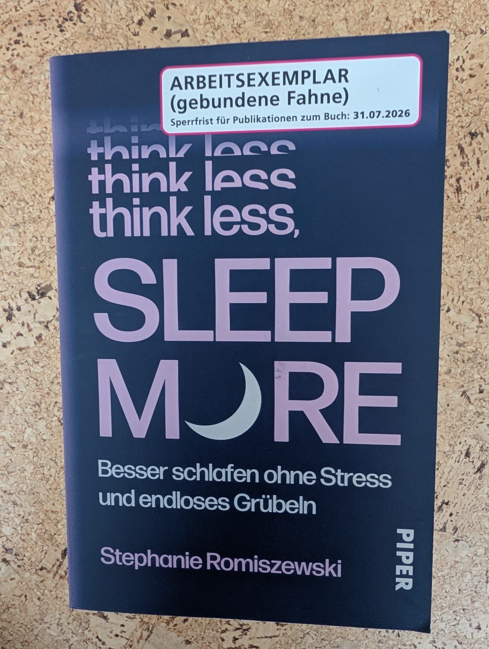 Think less, sleep more von Stephanie Romiszewski aus dem Piper-Verlag